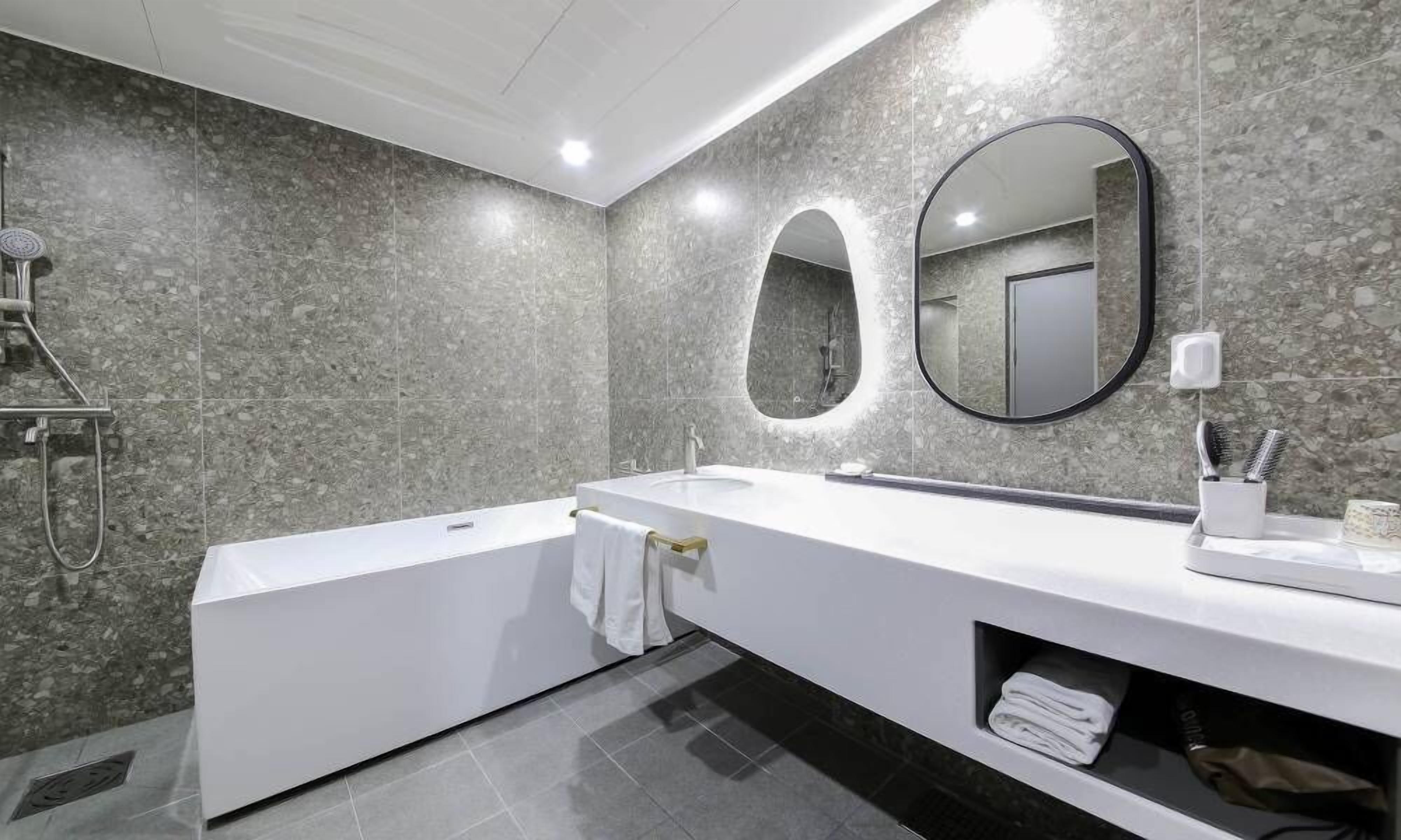 Hound Suite Room | Badeværelse | Gratis toiletartikler, hårtørrer, badekåber, hjemmesko