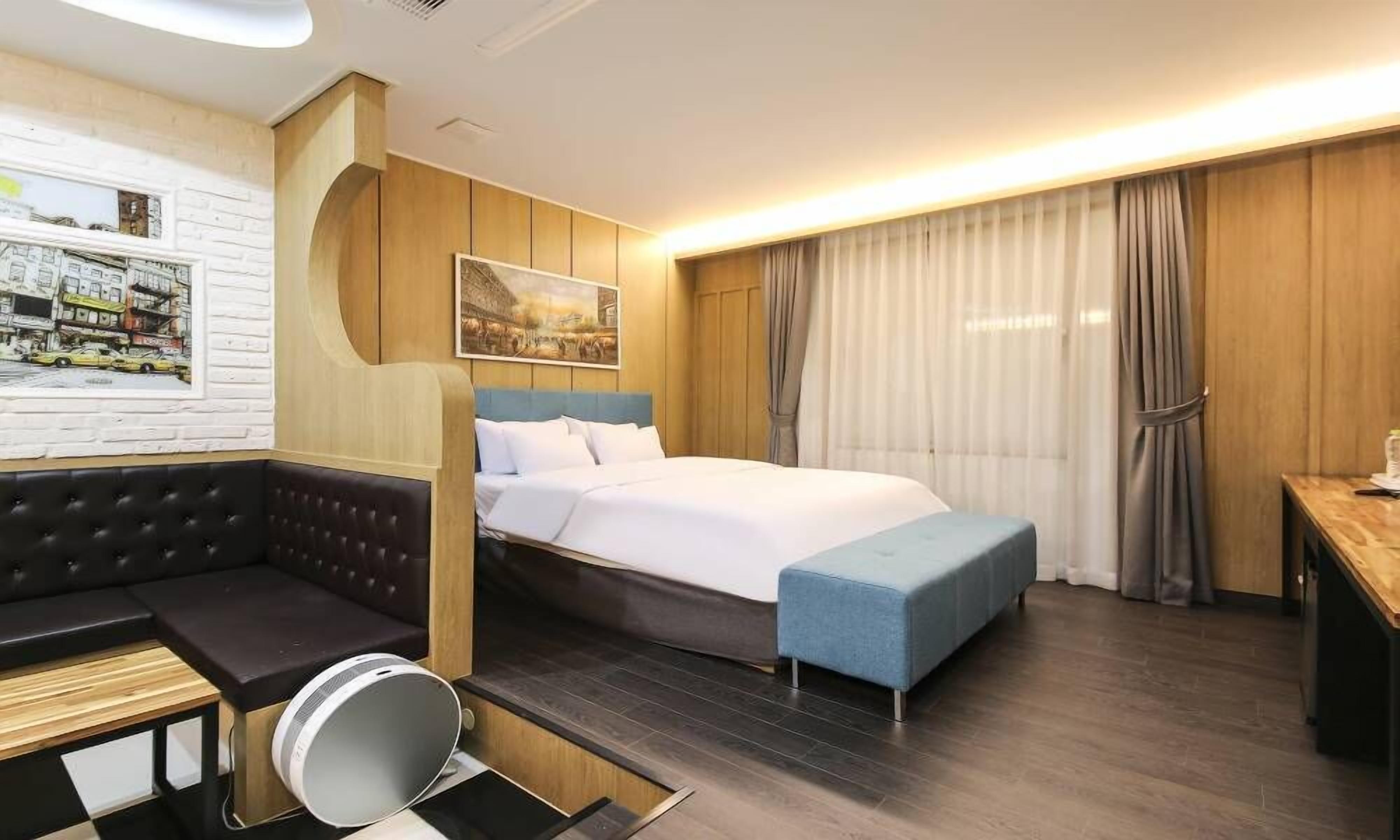 Suite Double Room | Individually decorated, individually furnished, desk, soundproofing