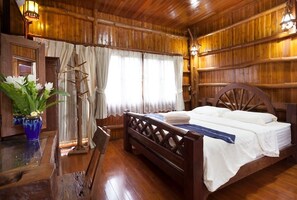 2 bedrooms, free WiFi - Cabin Home w/ Beautiful Garden Old Town (Chiang Mai)