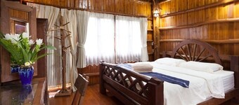 Cabin Home w/ Beautiful Garden Old Town