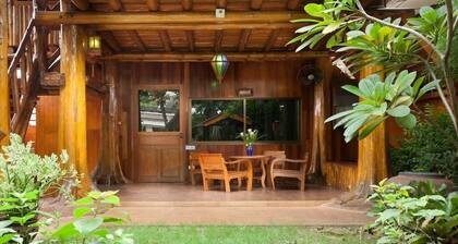 Cabin Home w/ Beautiful Garden Old Town
