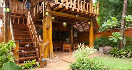 Cabin Home w/ Beautiful Garden Old Town