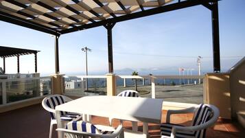 Breakfast, lunch and dinner served