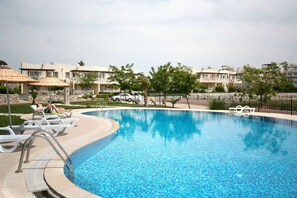 Piscine extérieure, chaises longues