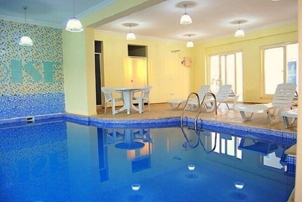 Utomhuspool, parasoller och solstolar