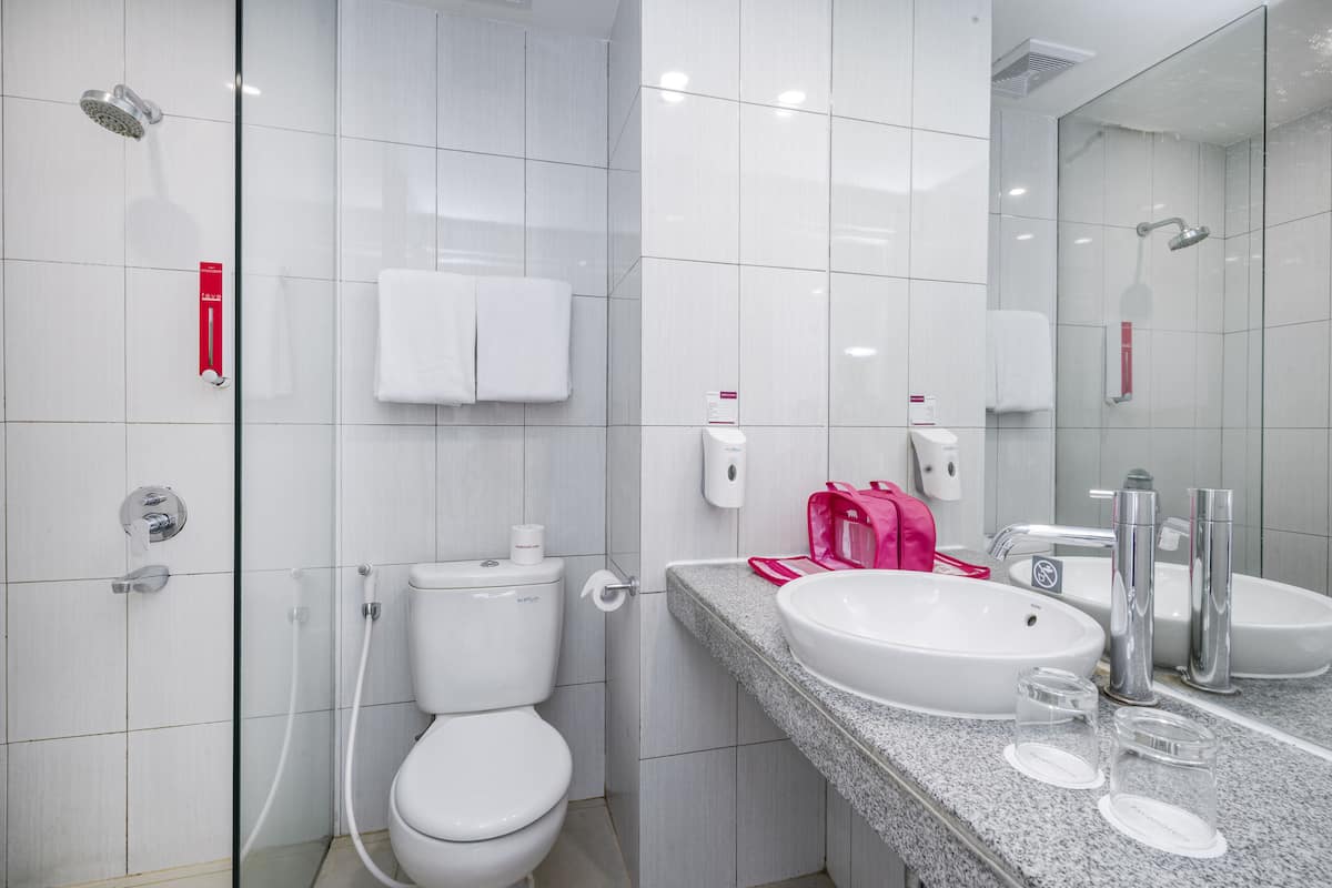 deluxe | bathroom | shower, free toiletries, towels