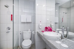 Deluxe | Bathroom | Shower, free toiletries, towels