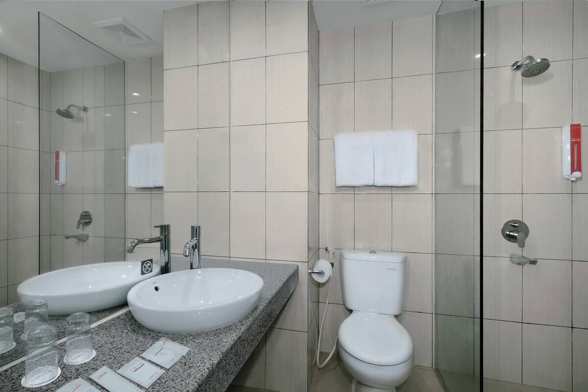superior | bathroom | shower, free toiletries, towels