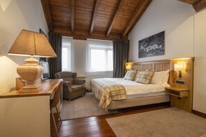 Deluxe dubbelrum - icke-rökare | Värdeförvaringsskåp på rummet, skrivbord och mörkläggningsgardiner