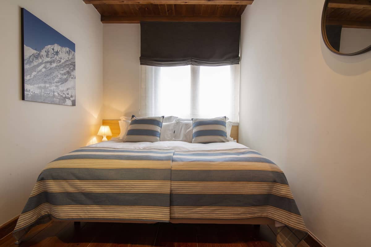 Quarto casal econômico | Cofres nos quartos, escrivaninha, cortinas blackout