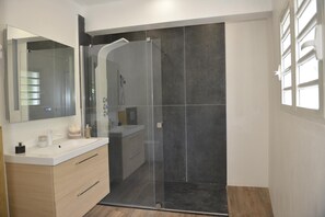 Badewanne, Komfortbadewanne, kostenlose Toilettenartikel, Haartrockner