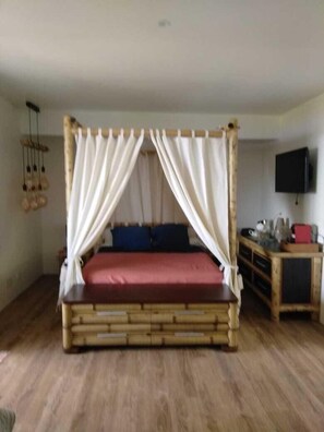 Kamar Quadruple, teras, pemandangan laut | Minibar, tirai kedap cahaya, kedap suara, dan setrika/meja setrika