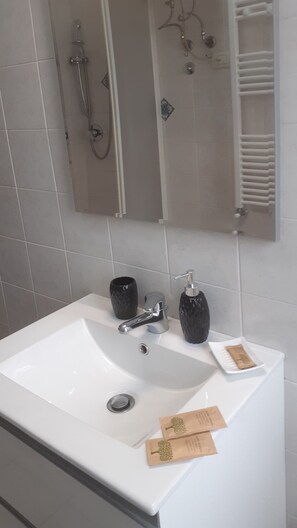 Double Room (Andromeda e Thaddeus) | Bathroom sink