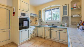 Een koelkast, een kookplaat, een vaatwasser