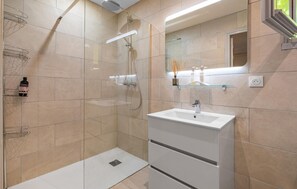 Combined shower/bathtub - Stunning home in Callian (Callian)