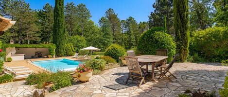 Lämmitetty uima-allas