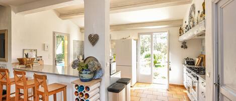 Réfrigérateur, plaque de cuisson, lave-vaisselle, cafetière/bouilloire