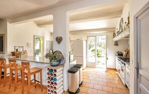 Réfrigérateur, plaque de cuisson, lave-vaisselle, cafetière/bouilloire