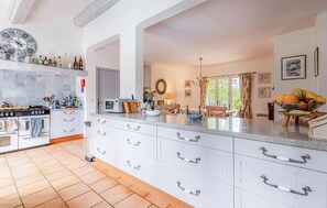 Réfrigérateur, plaque de cuisson, lave-vaisselle, cafetière/bouilloire