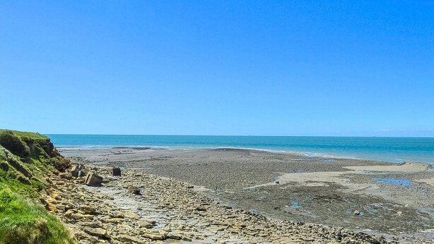 A rocky beach with a clear sky. - Résidence les Dunes du Golf (Wimereux)