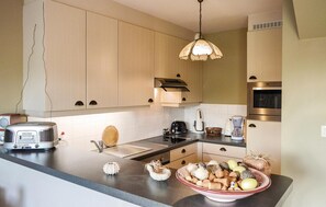 Réfrigérateur, micro-ondes, plaque de cuisson, lave-vaisselle