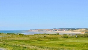 A coastal golf course with a clear view of the beach and a town in the distance. - Résidence les Dunes du Golf (Wimereux)
