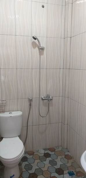 Habitación doble superior | Baño | Regadera y amenidades de baño gratuitas