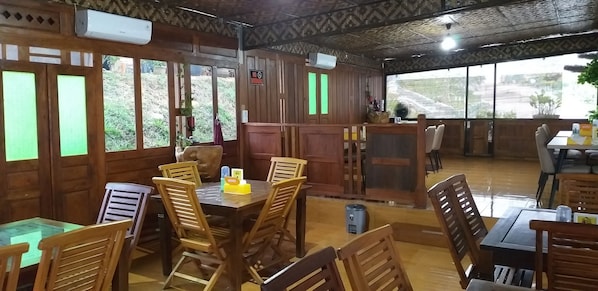 Se sirven desayunos, comidas y cenas