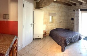 Doppelzimmer, Erdgeschoss (Capucine) | Individuell dekoriert, individuell eingerichtet, Bügeleisen/Bügelbrett