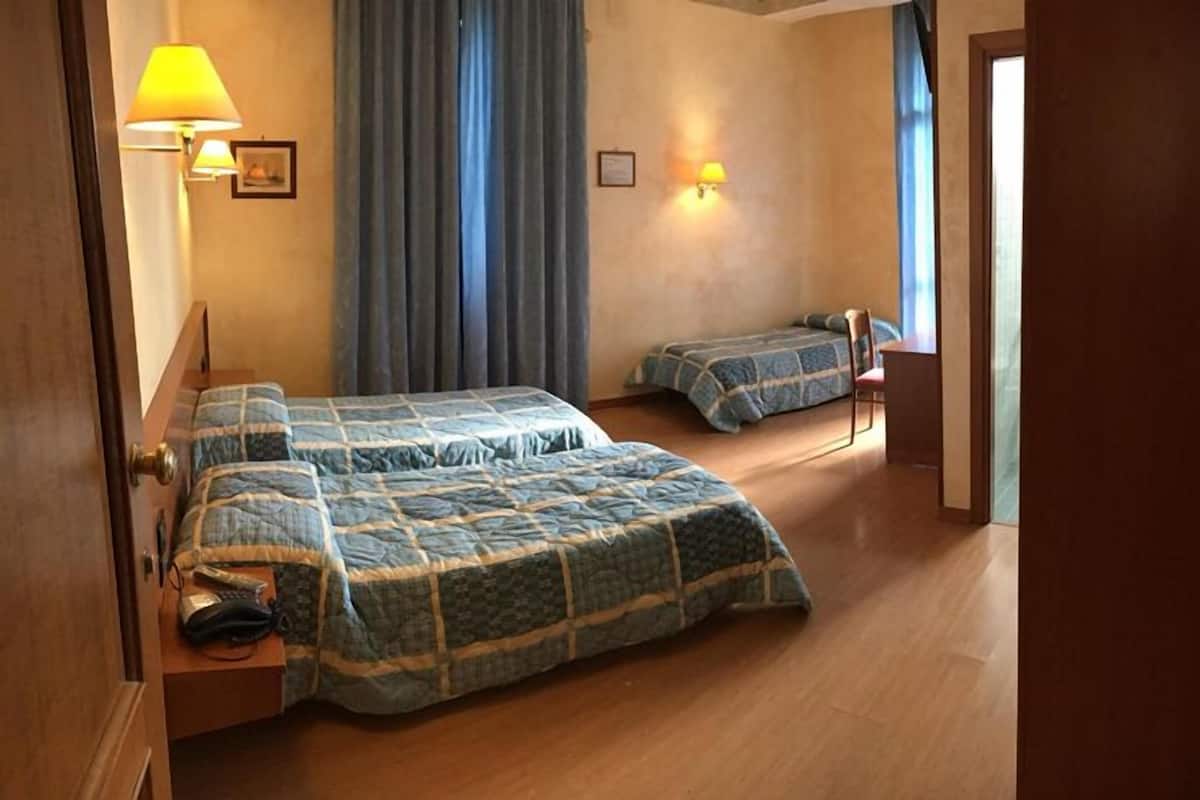Camera doppia | Una scrivania, tende oscuranti, letti aggiuntivi (a pagamento)