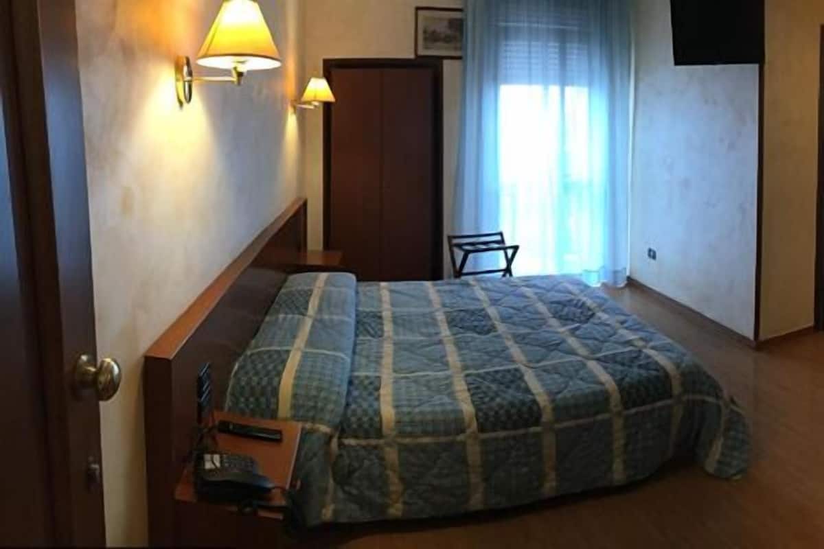 Una scrivania, tende oscuranti, letti aggiuntivi (a pagamento)
