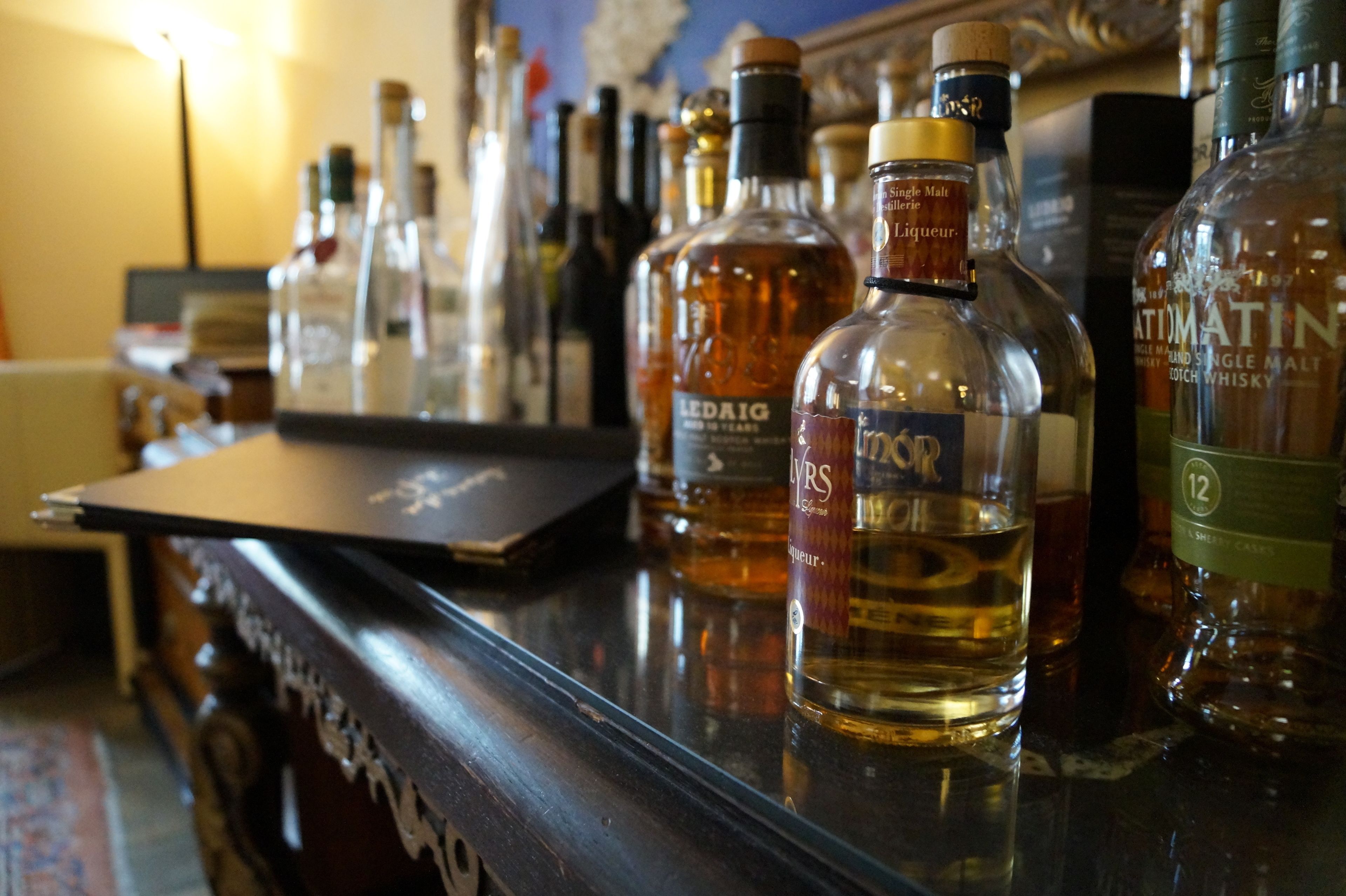 Bar (trong khuôn viên)