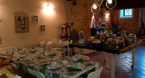 Café da manhã com pratos da culinária local grátis todos os dias