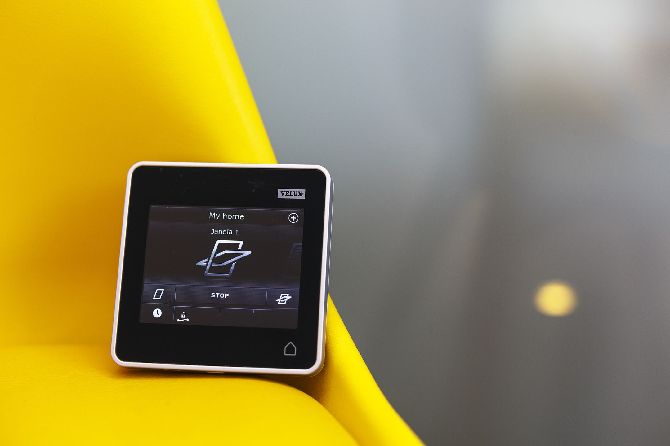 A smartphone displaying a home screen with a map icon and the name "Janela 1".