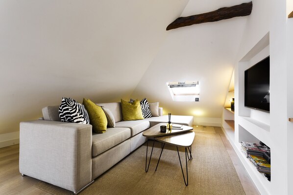 Apart Daire, 2 Yatak Odası, 2 Banyolu (Duplex) | Oturma alanı | Düz ekran televizyon 