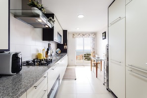 Apartamento, 2 habitaciones, 2 baños, vistas al mar | Cocina privada | Frigorífico grande, microondas, placa de cocina y cafetera o tetera