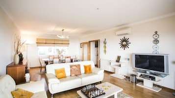 Appartamento, 2 camere da letto, 2 bagni, vista mare | Area soggiorno | TV a schermo piatto
