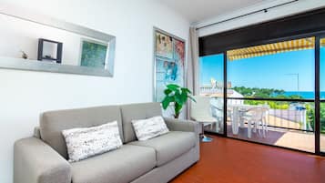 Leilighet, 1 soverom, balkong, delvis sjøutsikt | Oppholdsområde | Flatskjerm-TV