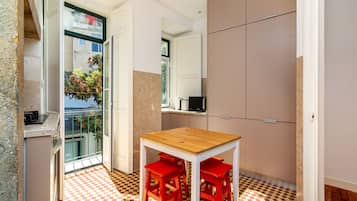 Refrigerador con freezer, microondas, placa de cocina, cafetera/tetera