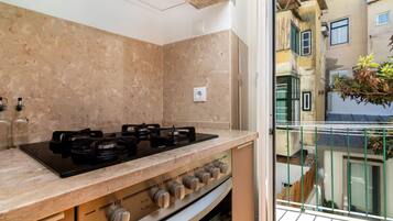 Leilighet, 2 soverom, balkong, byutsikt | Eget kjøkken | Kjøleskap, mikrobølgeovn, kokeplater og kaffetrakter/tekoker