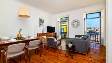 Leilighet, 2 soverom, balkong, byutsikt | Oppholdsområde | Flatskjerm-TV