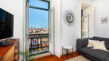 Leilighet, 2 soverom, balkong, byutsikt | Oppholdsområde | Flatskjerm-TV