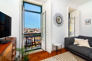 Huoneisto, 2 makuuhuonetta, parveke, kaupunkinäköala | Oleskelualue | Taulutelevisio