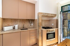 Huoneisto, 2 makuuhuonetta, parveke, kaupunkinäköala | Yksityinen keittiö | Täysikokoinen jääkaappi, mikroaaltouuni, liesi, kahvin-/teenkeitin