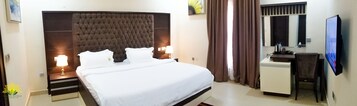 Habitación Deluxe, no fumadores | Caja fuerte, escritorio, cortinas opacas y sistema de insonorización
