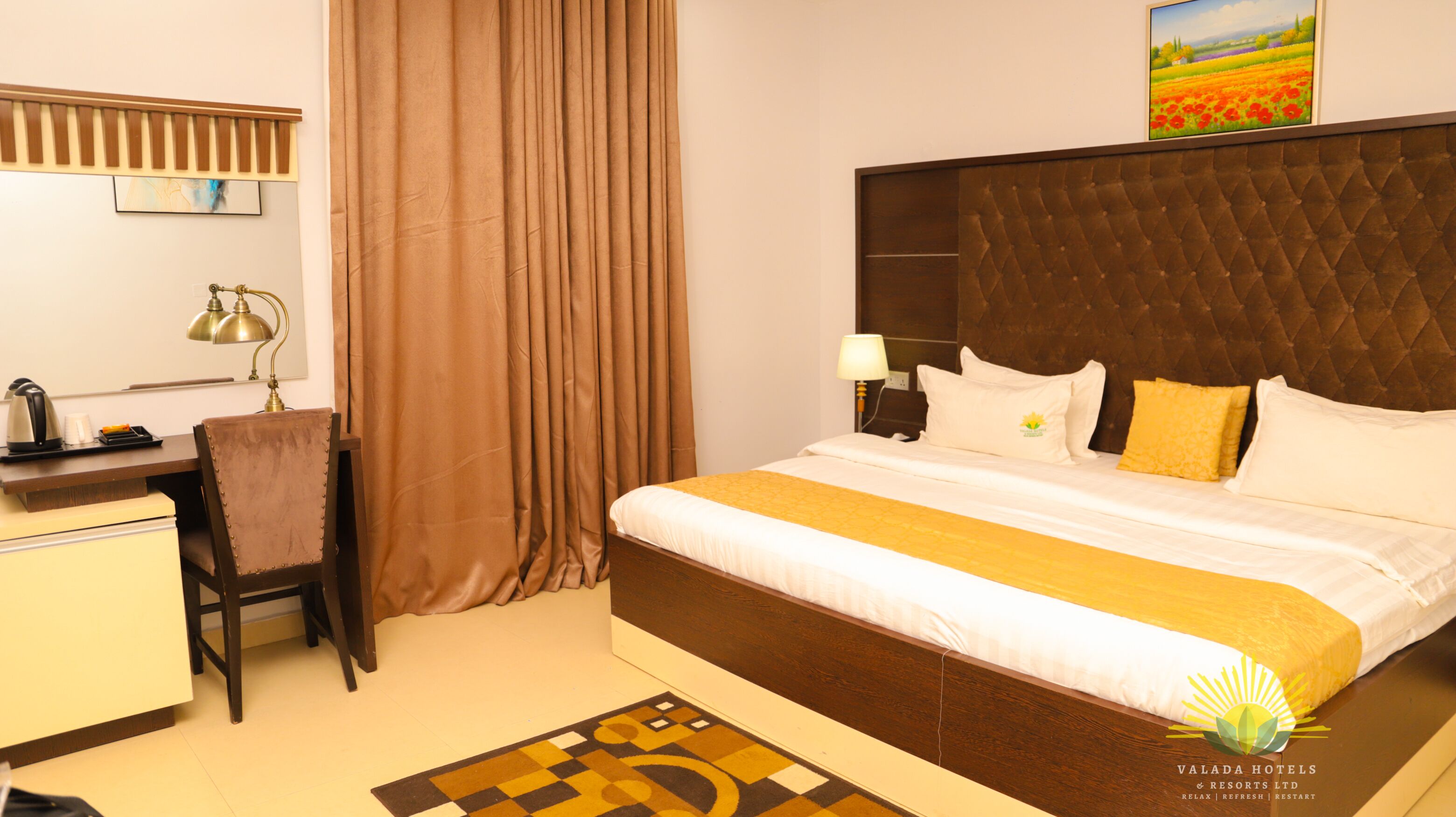 خزنة داخل الغرفة ومكتب وستائر تعتيم وتجهيزات عازلة للصوت