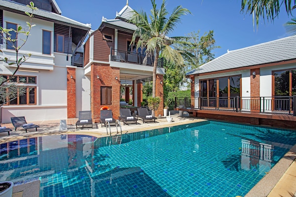 Villa with Private swimming Pool