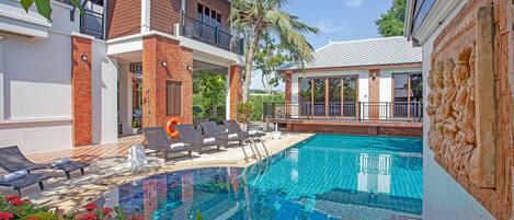 Una piscina al aire libre