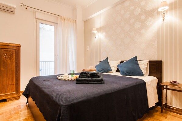 2 bedrooms, desk, soundproofing, iron/ironing board - Classy Central Apartment near Acropolis (Athens)