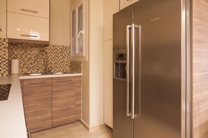 Full-sized fridge, microwave, oven, stovetop - Gold and Blue Luxurious Apartment (Athens)